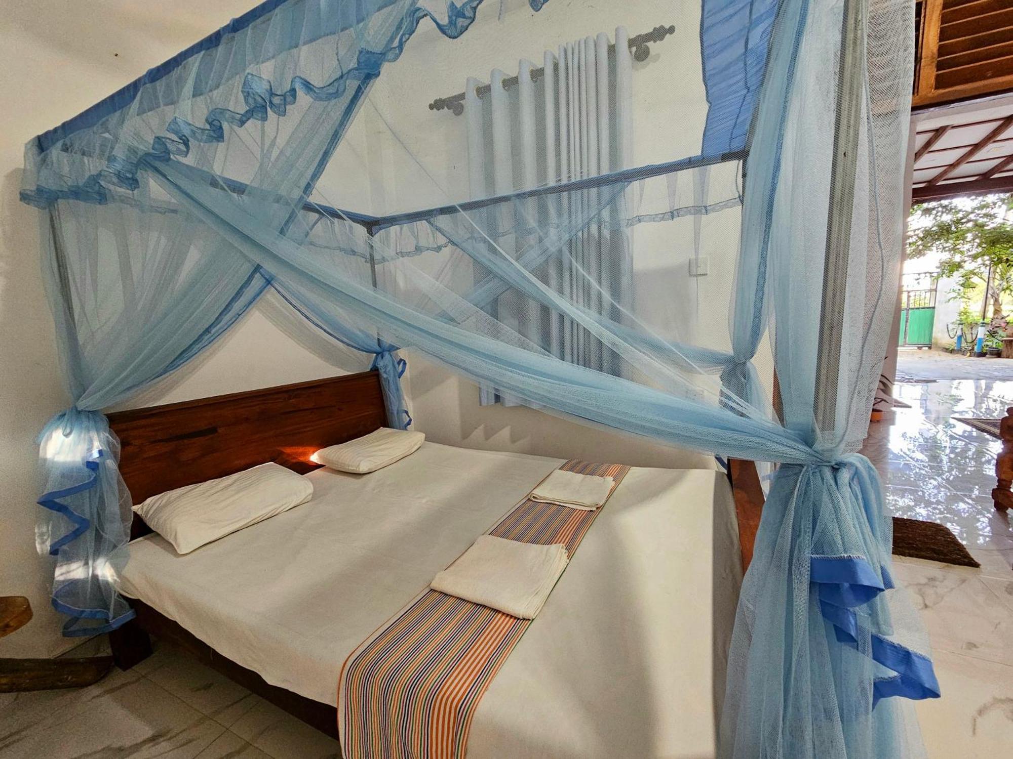 Hotel Tissamaharama Esterno foto