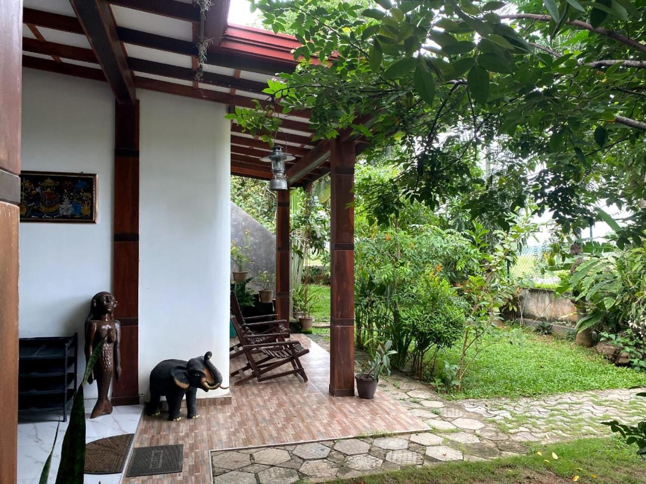 Hotel Tissamaharama Esterno foto